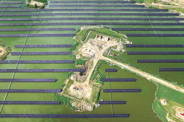 Petrochina's first surface photovoltaic project connected to the grid